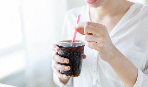 Un estudio vincula las bebidas sin azúcar con daño hepático y mayor mortalidad