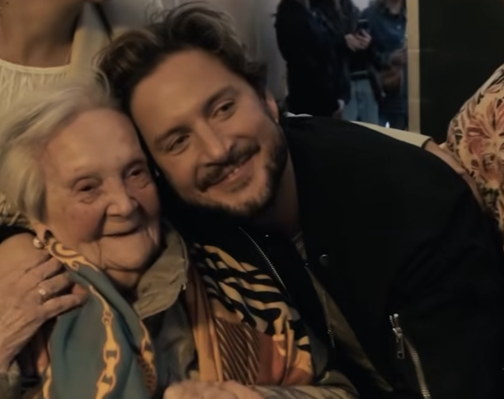 Manuel Carrasco cumple el sueño de Conchita, una fan de 99 años