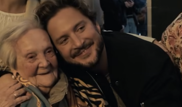 Manuel Carrasco cumple el sueño de Conchita, una fan de 99 años