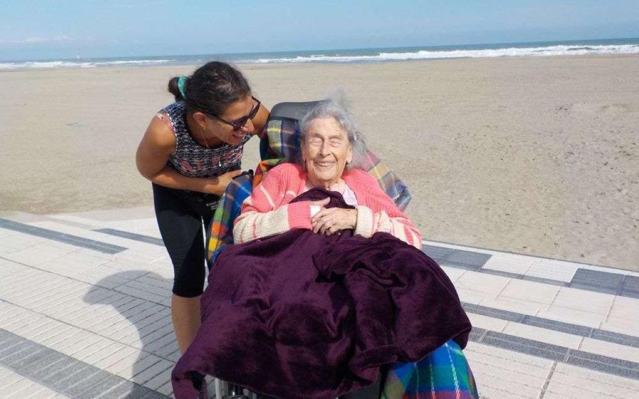 Una mujer viaja en autocaravana con su abuela de 100 años: "En vez de envejecer, rejuvenecía"