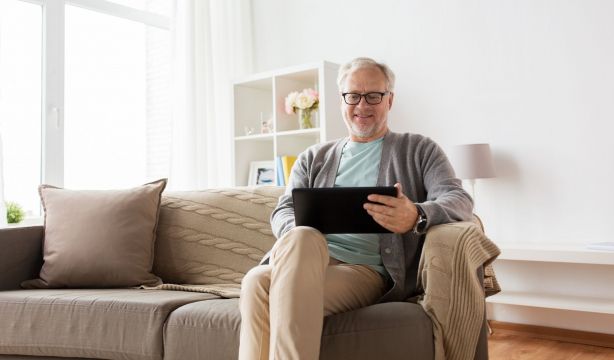 'IA Senior': los mayores de zonas rurales de Cáceres recibirán formación en inteligencia artificial (Bigstock)