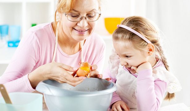 Los mayores de 65 años lideran el consumo de huevos en España