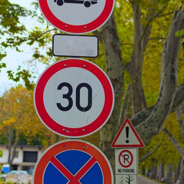 Cuidado con estas multas si cometes estas infracciones con tu coche circulando por la ciudad