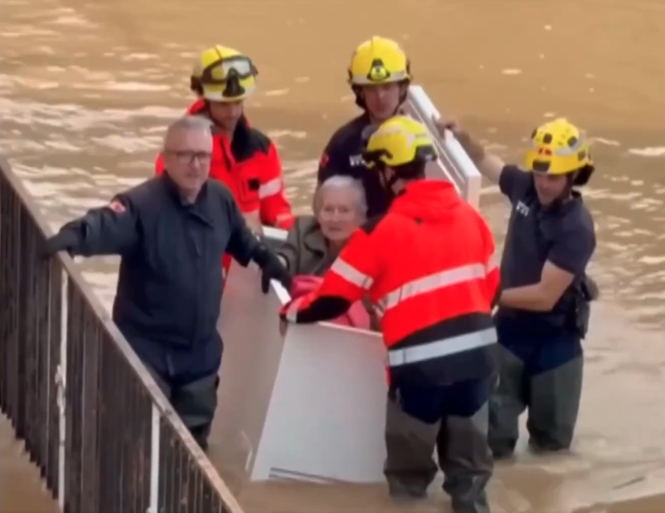 Agónico rescate de una mujer mayor en Tarragona que sobrevive a la DANA dentro de un congelador Agónico rescate de una mujer mayor en Tarragona que sobrevive a la DANA dentro de un congelador