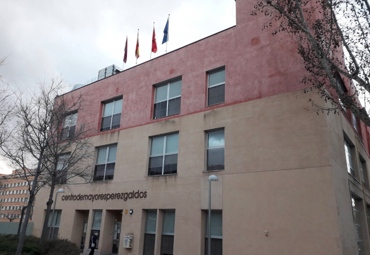 Vecinos de Madrid se movilizan tras la suspensión de actividades en tres centros de mayores