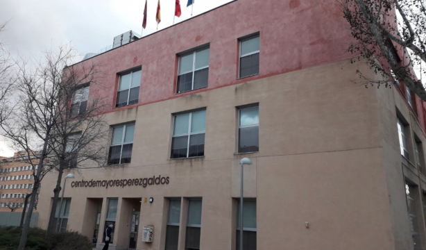 Vecinos de Madrid se movilizan tras la suspensión de actividades en tres centros de mayores