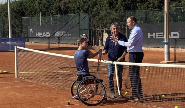El consejero de Deportes de la Generalitat destaca el modelo deportivo de la Emilio Sánchez Academy