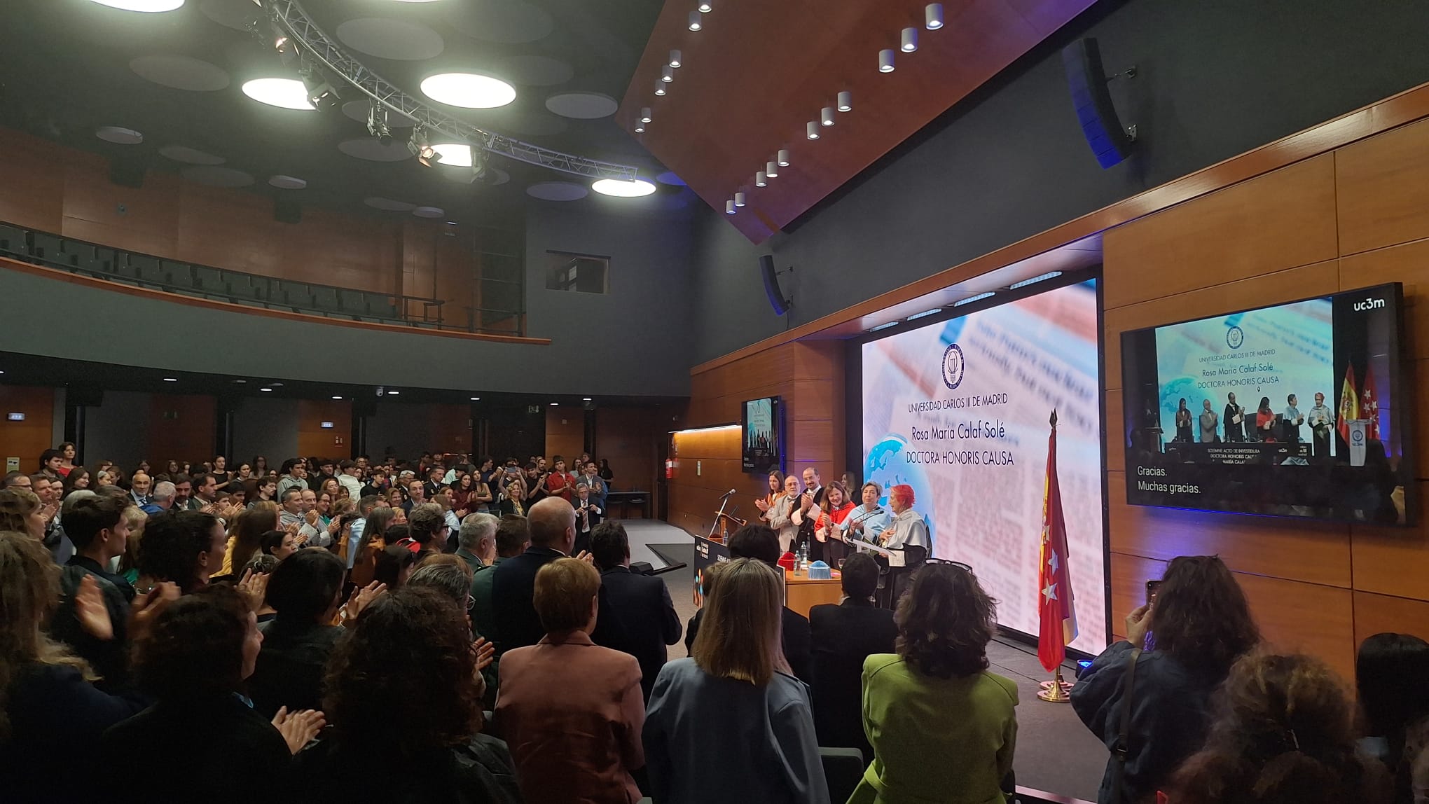 Ovación durante el acto de investidura. Fuente: Miriam Gómez Sanz. Ovación durante el acto de investidura. Fuente: Miriam Gómez Sanz.