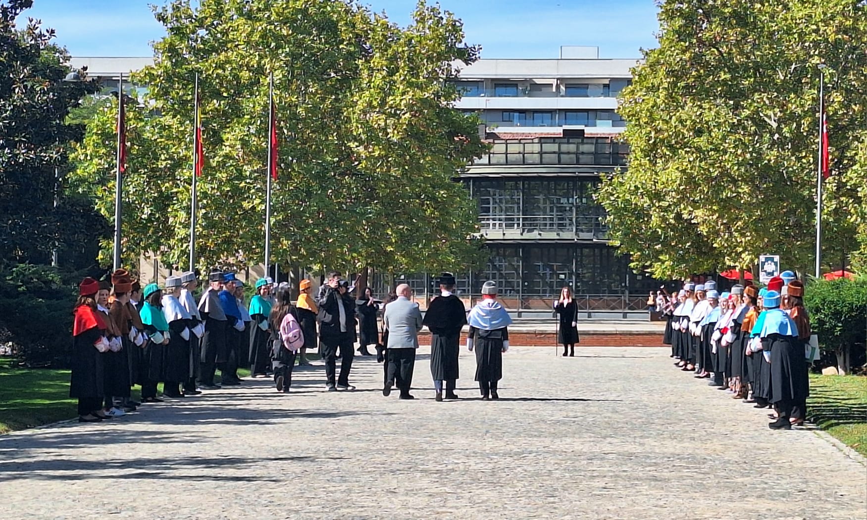 La comitiva académica en la salida del Aula Magna. Fuente: Miriam Gómez Sanz. La comitiva académica en la salida del Aula Magna. Fuente: Miriam Gómez Sanz.