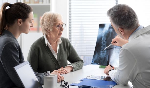 Osteoporosis: la epidemia silenciosa que amenaza a una sociedad que envejece (Bigstock)