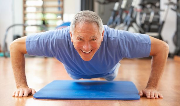 ¿Por qué ganar masa muscular reduce el riesgo de demencia?