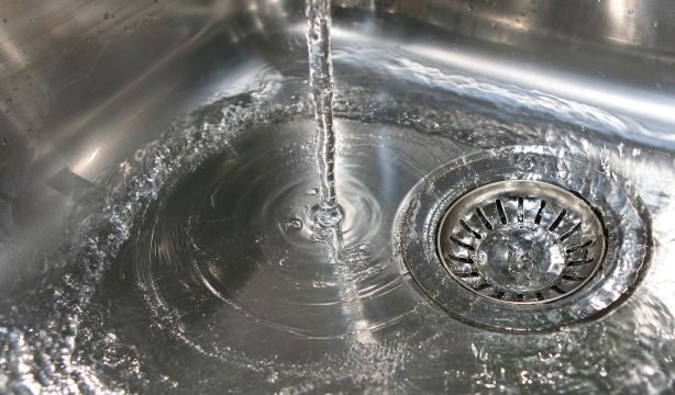 Cómo desatascar un desagüe sin utilizar herramientas