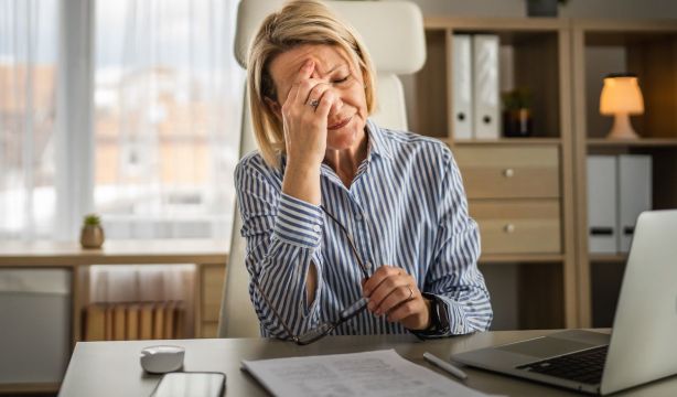 Mujer en edad menopáusica con dolor de cabeza por mala visión. Fuente: EuropaPress.