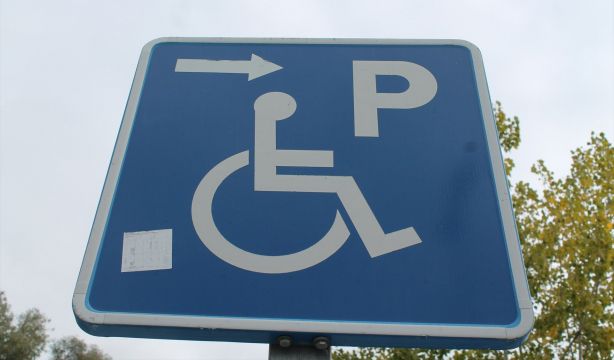 El PSOE propone elevar las multas por aparcar en plazas para personas con movilidad reducida