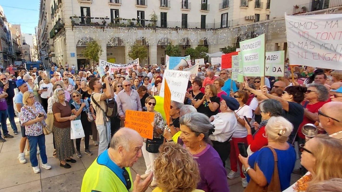 Los mayores de Alicante se manifiestan por sus talleres: "No queremos sofá, queremos actividad" Los mayores de Alicante se manifiestan por sus talleres: "No queremos sofá, queremos actividad"