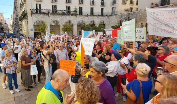 Los mayores de Alicante se manifiestan por sus talleres: "No queremos sofá, queremos actividad"