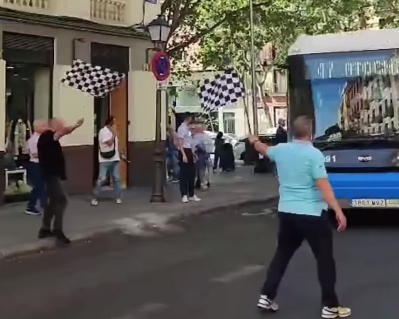 VÍDEO: El emotivo homenaje a un conductor de la EMT en el día de su jubilación