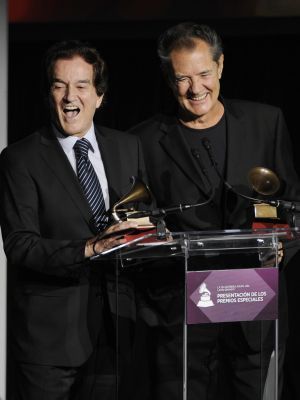 Manolo y Ramón con su Premio Grammy