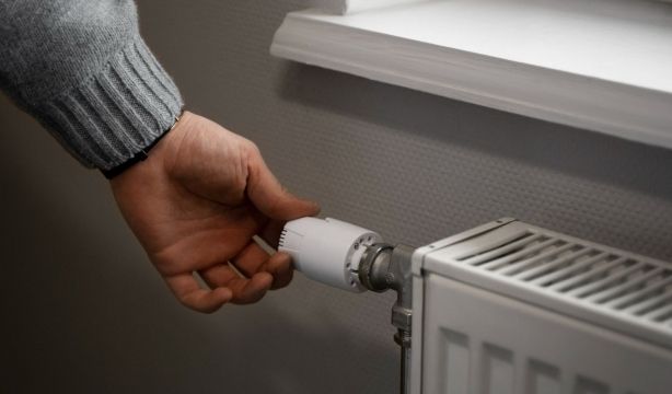 El truco con papel de aluminio que ayuda a ahorrar en calefacción. Fuente: freepik.