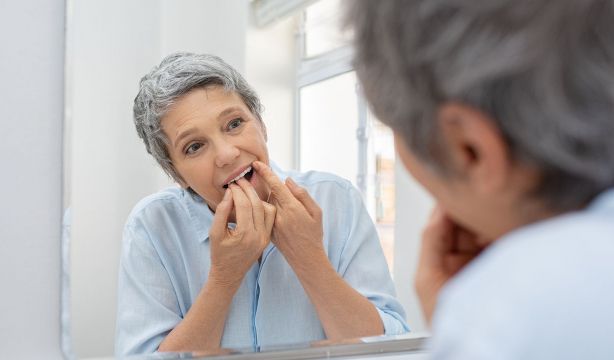 Si quieres tener menos riesgo de ictus, revisa bien tu boca. (Bigstock)