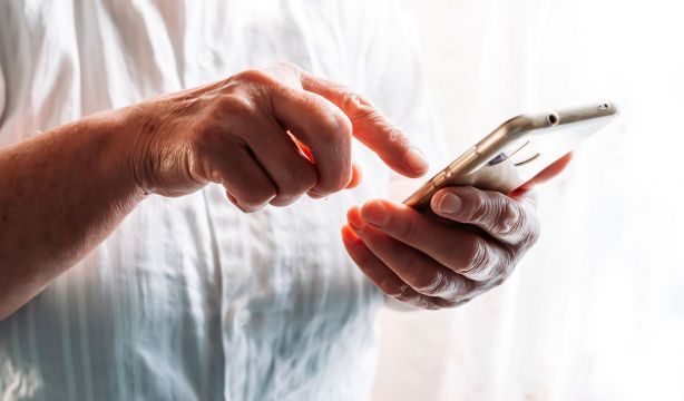 Los mayores reclaman a empresas y administraciones no dejar atrás a nadie en la digitalización