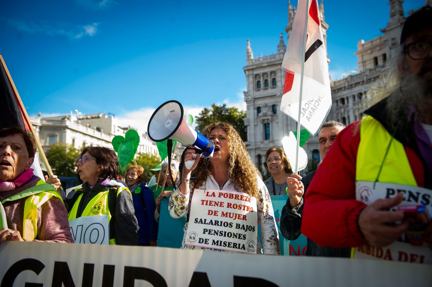 Los pensionistas toman las calles: "Con los jubilados no se juega. Basta de inventar conflictos" Los pensionistas toman las calles: "Con los jubilados no se juega. Basta de inventar conflictos"