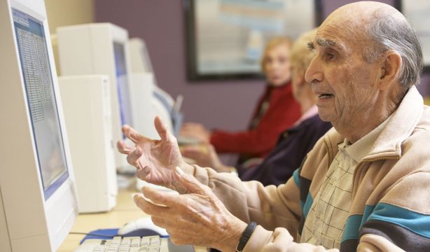 Sentirse mayor no está ligado a la edad: así afecta la falta de conocimientos digitales a los sénior