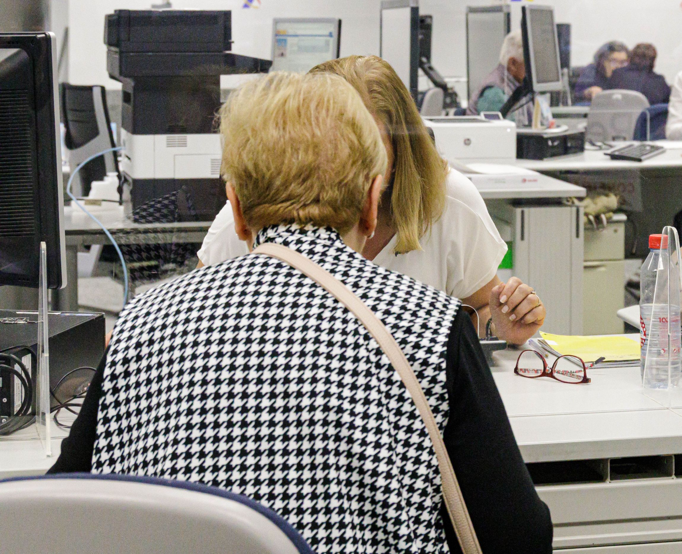 Los mayores reclaman atención "analógica" para los no digitalizados: "Nos lo tienen que poner fácil"