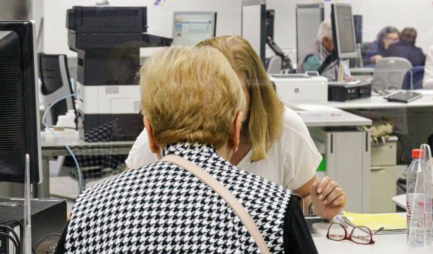 Los mayores reclaman atención "analógica" para los no digitalizados: "Nos lo tienen que poner fácil"