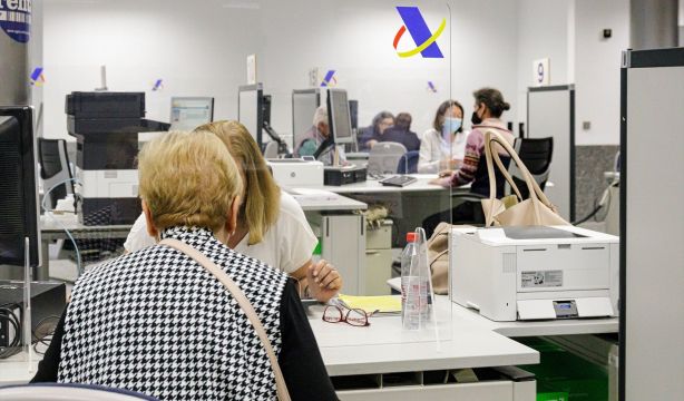 Hacienda mejorará este año los asistentes virtuales y permitirá pagar deudas con tarjeta