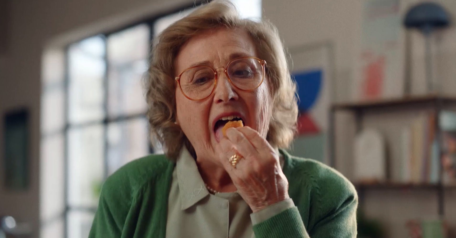 Entre el surf y las croquetas: edadismo y caricatura de la mujer mayor en la publicidad