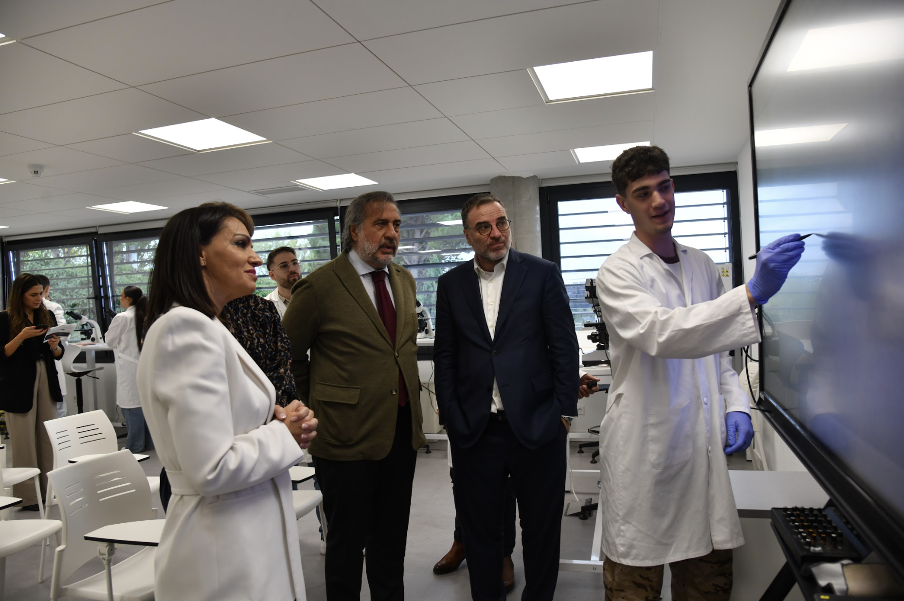 Investigadores sénior y alumnos de FP se unen en un proyecto para mejorar la delimitación de tumores