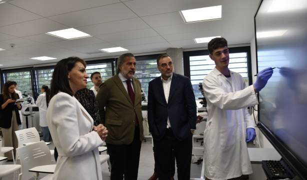 Investigadores sénior y alumnos de FP se unen en un proyecto para mejorar la delimitación de tumores