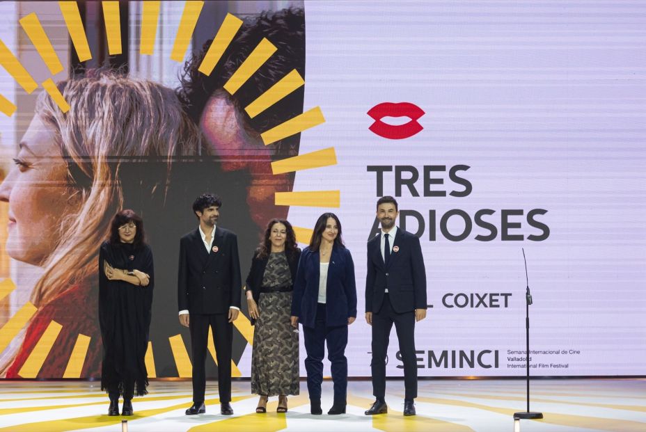 La directora de cine, Isabel Coixet, presenta la películas 'tres adioses', junto al actor Francesco Carril, durante la gala de la 70ª edición de la Seminci en el Teatro Calderón. Fuente: Photogenic/Claudia Alba / Europa Press