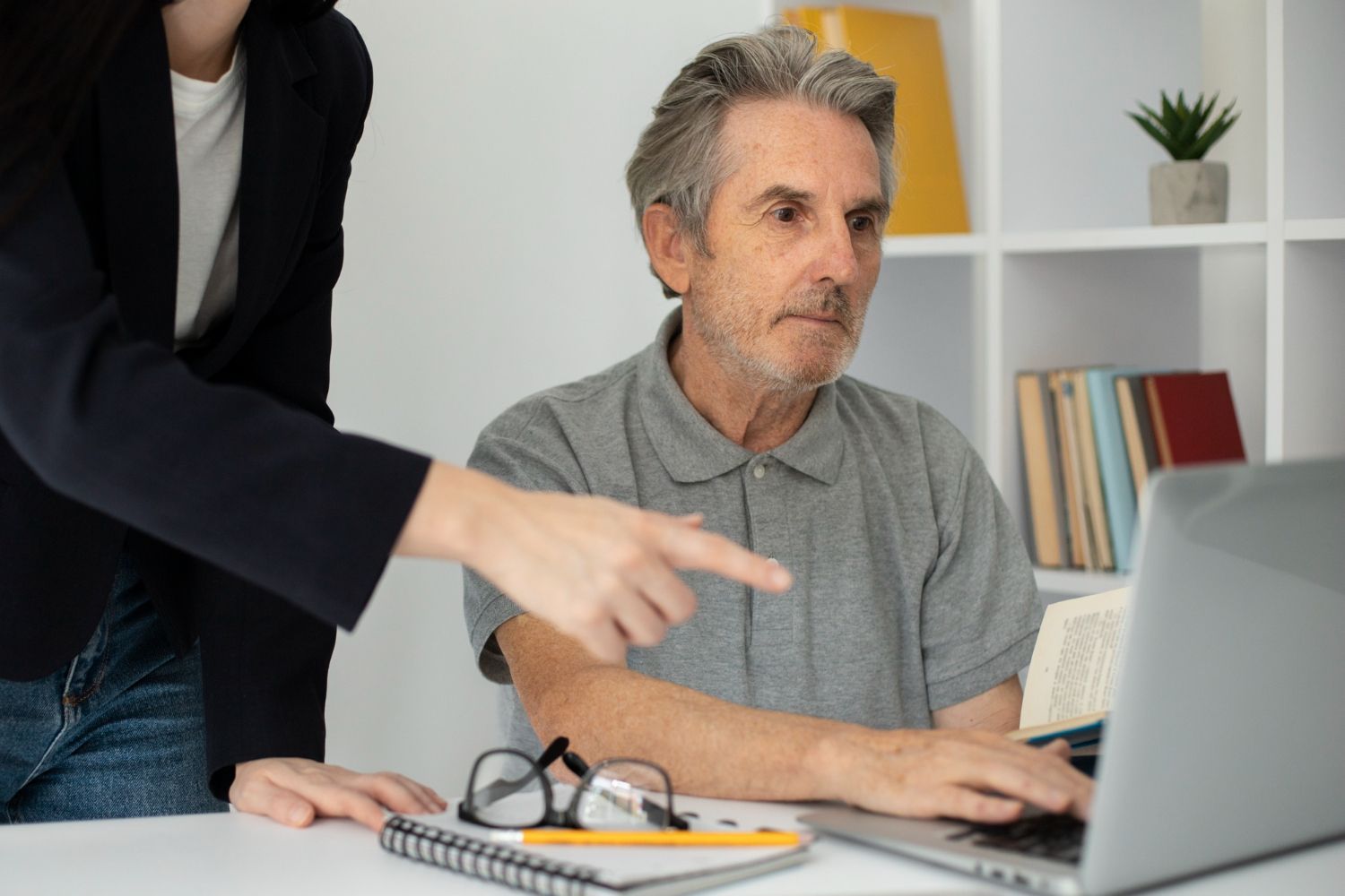 La edad y el género, principales causas de discriminación laboral. Fuente: freepik.