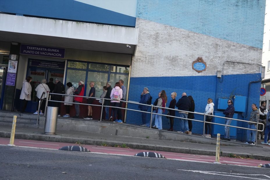 EuropaPress 7051576 varias personas hacen cola centro refuerzo vacunacion frente gripe 24 EuropaPress 7051576 varias personas hacen cola centro refuerzo vacunacion frente gripe 24