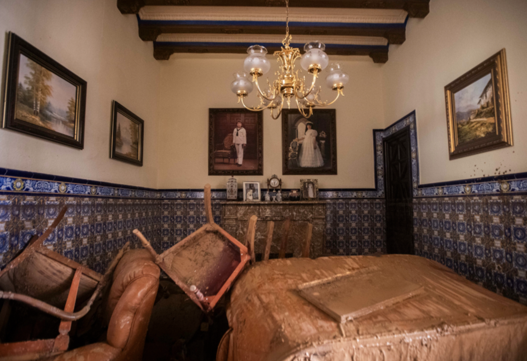 Una exposición lleva a municipios afectados por la DANA las fotos salvadas del barro Una exposición lleva a municipios afectados por la DANA las fotos salvadas del barro