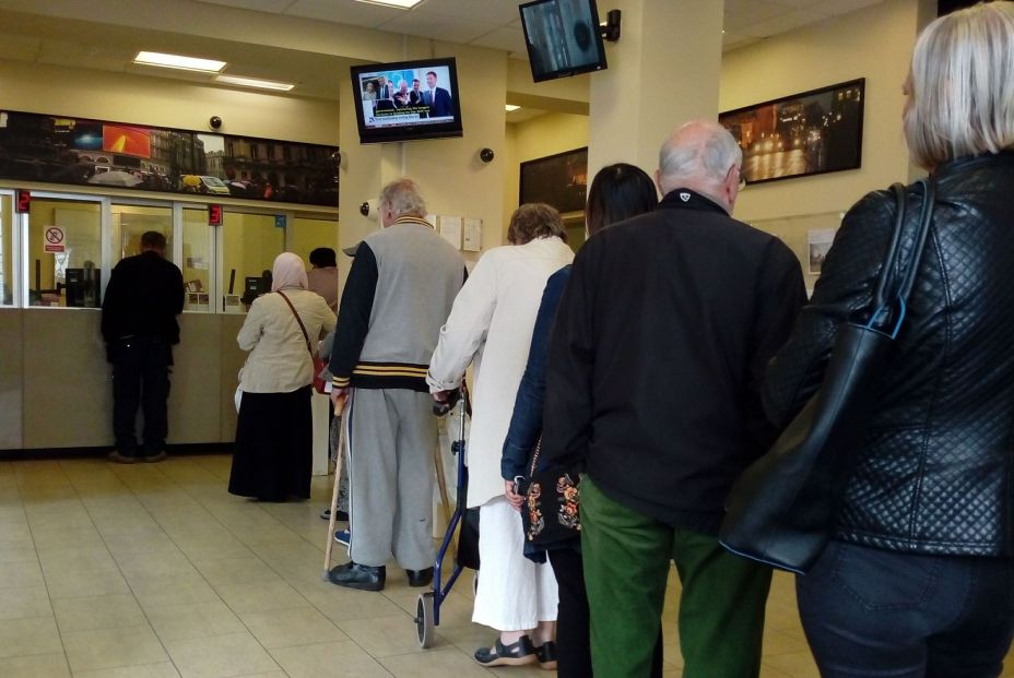 Uno de cada trece mayores se ha sentido discriminado en la Administración. Fuente: bigstock. Uno de cada trece mayores se ha sentido discriminado en la Administración. Fuente: bigstock.