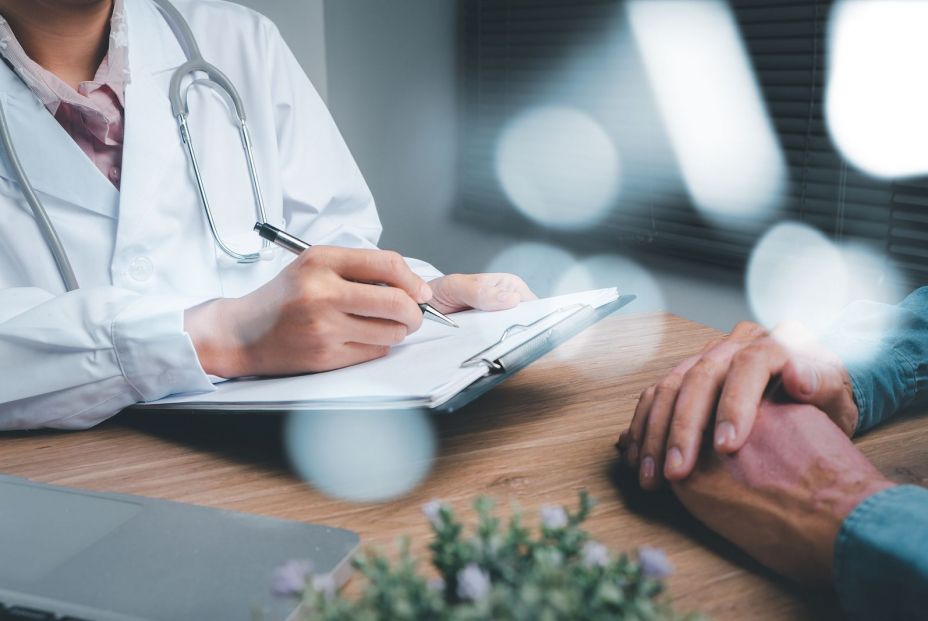 Médico con paciente. Fuente: bigstock.