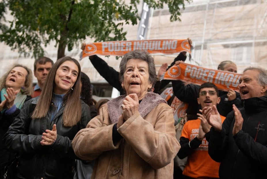 EuropaPress 7063467 maricarmen celebra aplazamiento desahucio 29 octubre 2025 madrid espana EuropaPress 7063467 maricarmen celebra aplazamiento desahucio 29 octubre 2025 madrid espana