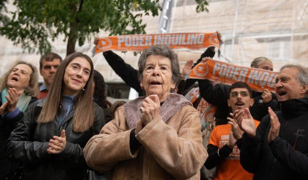 EuropaPress 7063467 maricarmen celebra aplazamiento desahucio 29 octubre 2025 madrid espana