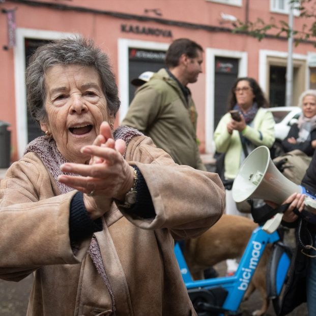 EuropaPress 7063471 maricarmen celebra aplazamiento desahucio 29 octubre 2025 madrid espana