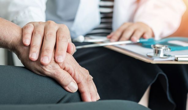 Los médicos de familia se comprometen contra el maltrato a los mayores