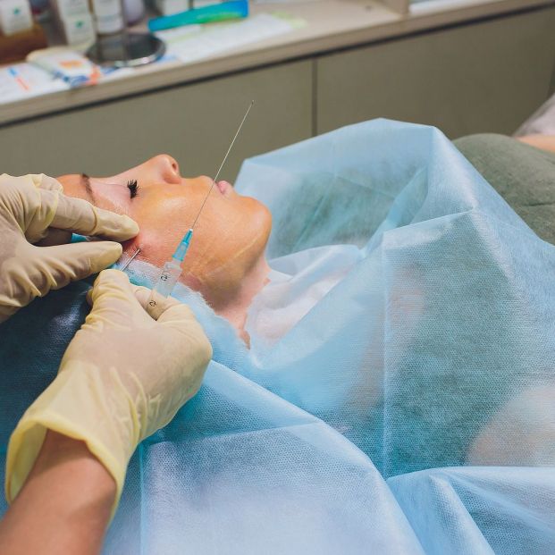 Muchas mujeres recurren a la cirugía estética. Fuente: bigstock.