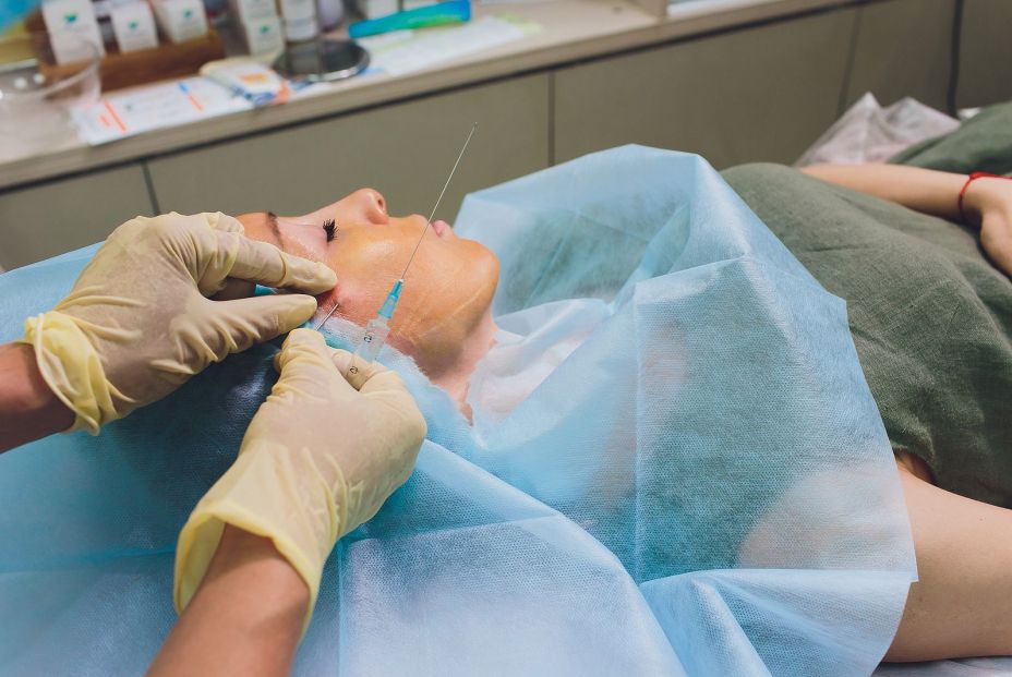 Muchas mujeres recurren a la cirugía estética. Fuente: bigstock.