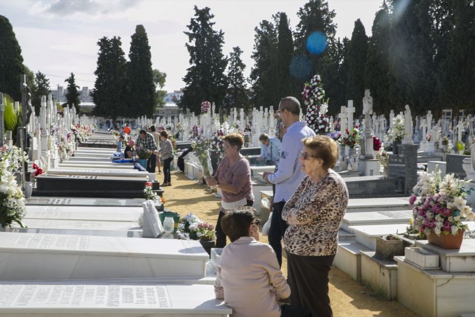 EuropaPress 2461062 cementerio san fernando festividad todos santos personas visitan arreglan