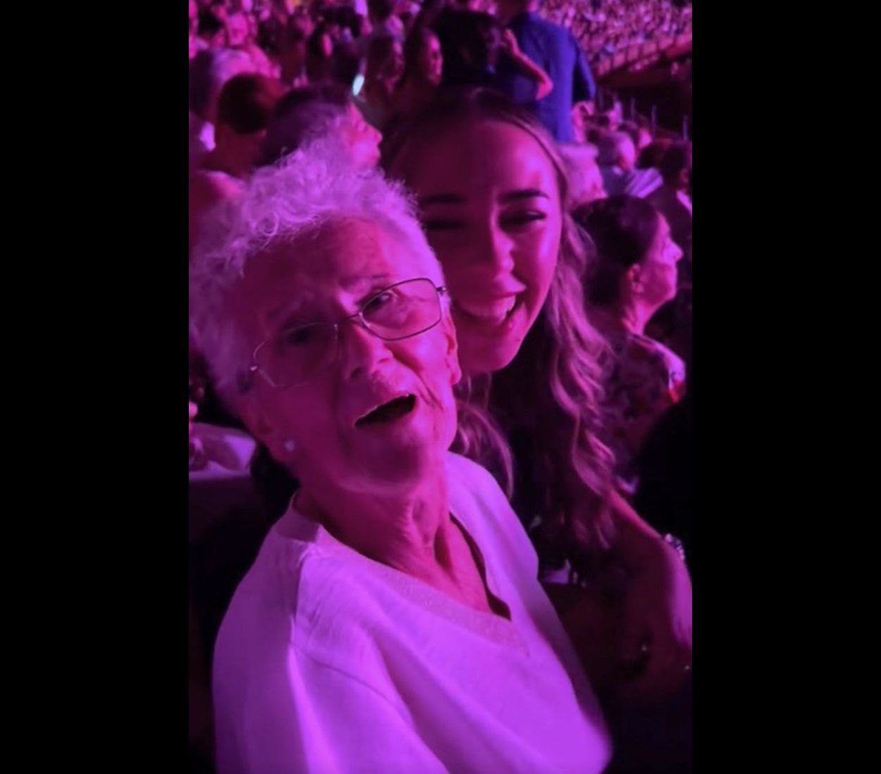 VÍDEO: Raphael logra que una mujer con alzhéimer recuerde al escuchar sus canciones en concierto