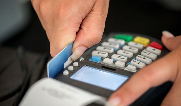Estafa 22.000 euros a un cliente de 94 años que iba habitualmente a su bar a desayunar