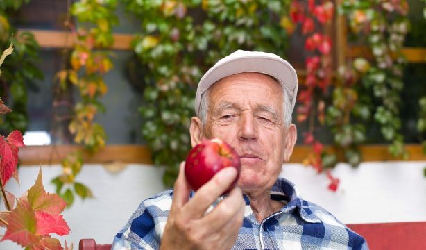 ¿Eres mayor y has perdido el olfato? Hay un nuevo motivo para que consultes a tu médico (Bigstock)