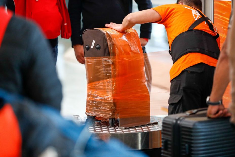 Se recomienda envolver la maleta en plástico. Fuente: EuropaPress.